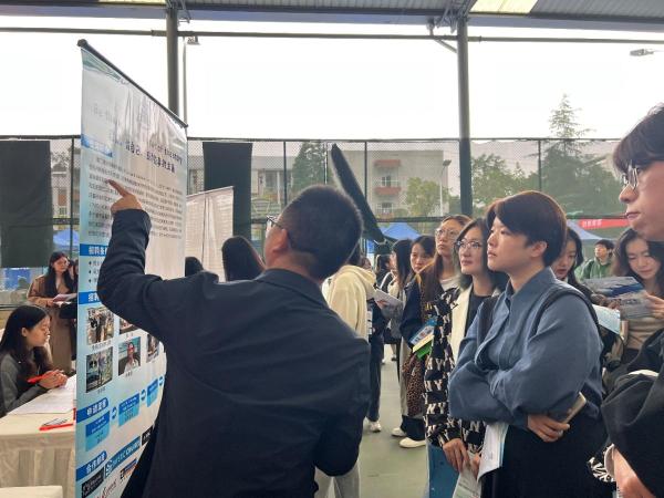 党建引领重实践 凝心聚力促就业——44118太阳成tyc城集团本科学生党支部开展就业实践教育活动